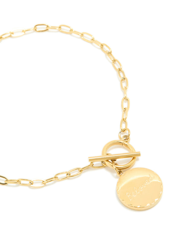 Featuring a waterproof stainless steel beloved T & O bracelet with script in dainty gold closure detail view