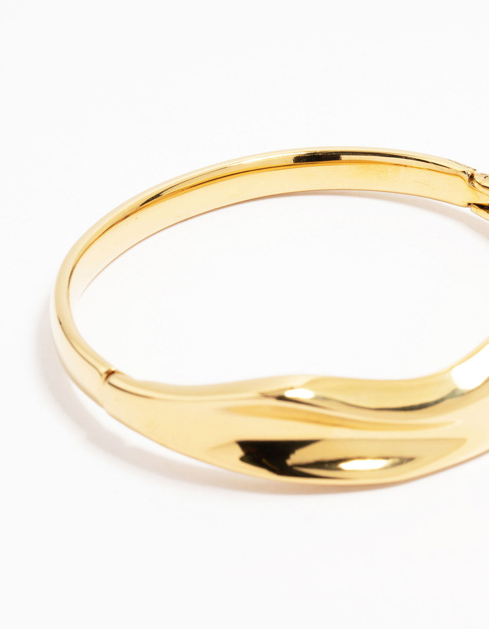Crafted from waterproof gold plated stainless steel, this thick indented twist bracelet in chunky design closure detail view