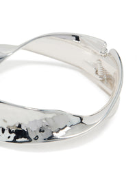 Featuring a silver plated hammered twist hinged bangle close up view - link has visual effect only