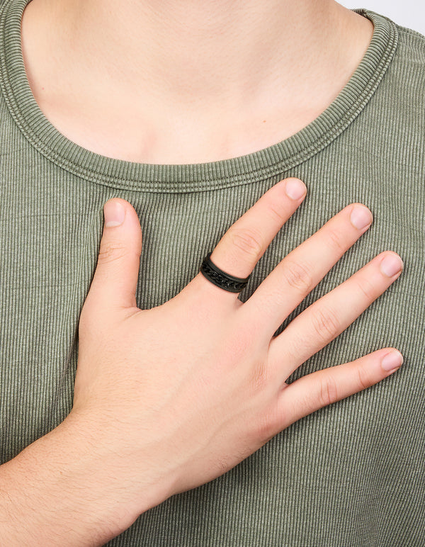 Showcasing a mens waterproof black coated stainless steel chain detail band ring on finger view