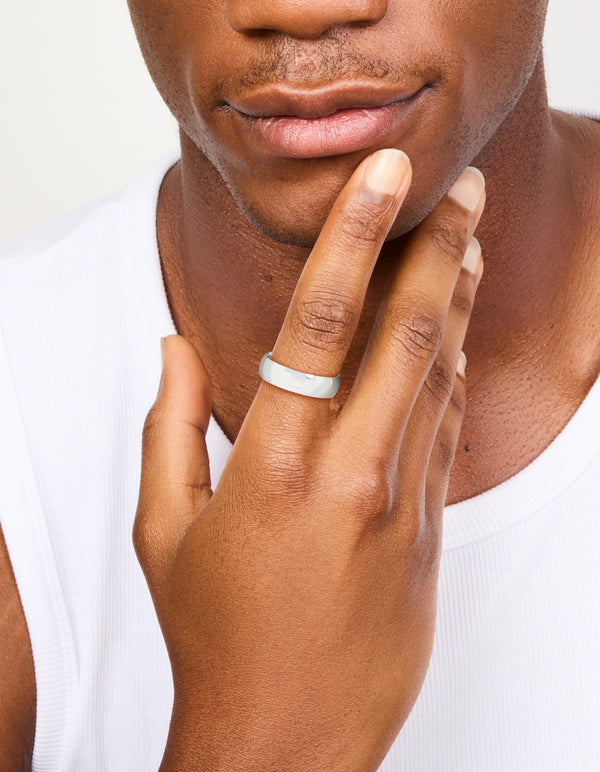 Showcasing a mens waterproof stainless steel smooth band ring in silver on finger view